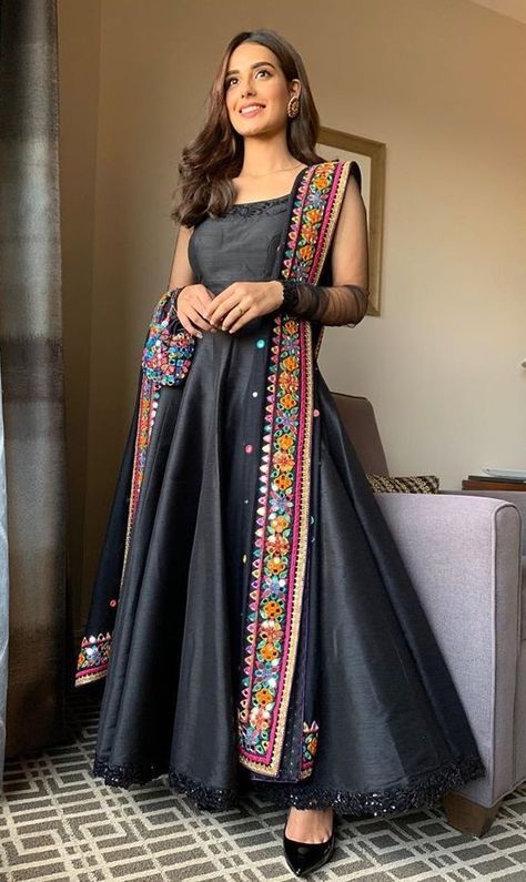 Love❤️ Goun Pic, Embroidery Gown, Arrange Marriage, Asian Wedding Dress Pakistani, Khuda Aur Mohabbat, Stylish Pic, Iqra Aziz, India Dress, Indian Gowns Dresses