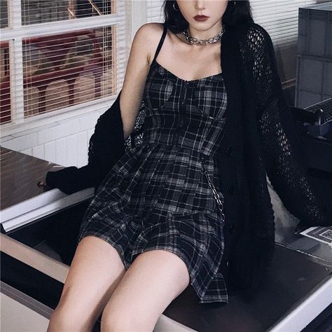 Plaid Slip Dress, Vestiti Edgy, Mode Grunge, Pakaian Feminin, Sling Dress, Plaid Fashion, Goth Outfits, Alternative Outfits, Dress Zipper