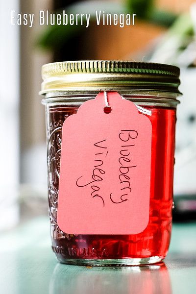 Easy Homemade Blueberry Vinegar. It is so easy to infuse vinegars and this blueberry vinegar is one of my favorites! It also makes a great Christmas gift for your foodie loving friends and family! #blueberries #blueberryvinegar #fruitvinegars #diychristmas Blueberry Vinegar, Homemade Christmas Gifts Food, Flavored Vinegars, Infused Vinegars, Homemade Condiments, Christmas Food Gifts, Homemade Pickles, Infused Vodka, Easy Blueberry