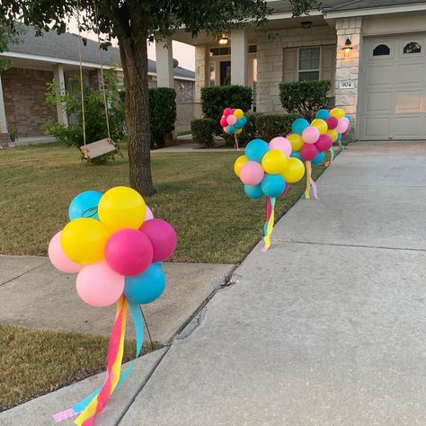 Back Porch Birthday Decorations, Balloon Walkway Ideas, Birthday Walkway Decor, Small Outdoor Birthday Party Ideas, Driveway Balloon Arch, Party At A Park Ideas, Park Pavilion Party Decorations, Food For Park Birthday Party, Pre K Party Ideas