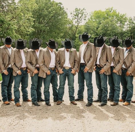 Hunter Green Country Wedding, Emerald Green Groomsmen Attire Casual, Outdoor Patio Wedding Ideas, Western Groomsmen Attire Country, October Wedding Groomsmen, Rustic Groomsmen Attire Jeans, Chambelanes Vaqueros Outfits, Western Groomsmen Attire, Black Western Wedding