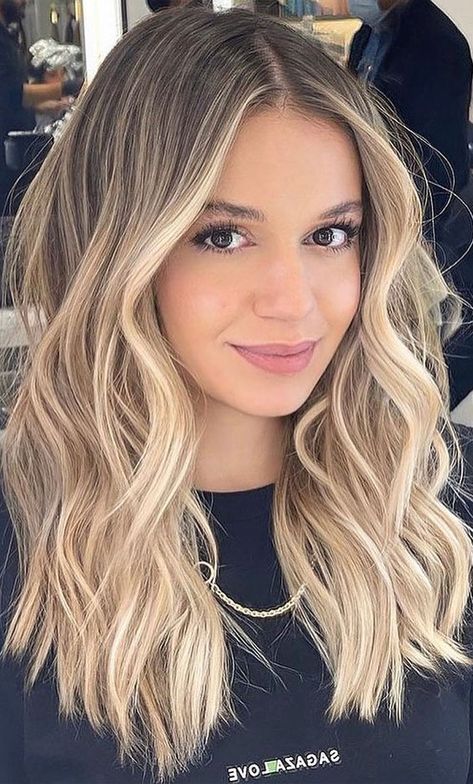 blonde balayage, beachy blonde lob haircut,platinum blonde lob hairstyle, blonde shoulder length haircut, blonde medium length haircut, blonde hairstyle, medium length hairstyles 2022, blonde medium length, layered haircut, medium length haircut Blonde Hair With Roots, Summer Blonde Hair, Kadeřnické Trendy, Vlasové Trendy, Ombre Hair Blonde, Blonde Hair Inspiration, Brown Hair Balayage, Balayage Hair Blonde, Pearl Hair Pins