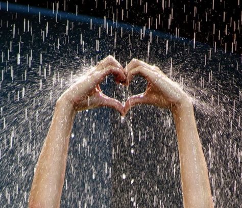 Taylor Swift Fearless album aesthetic. Fearless Tour heart hands in a rain show. Taylor Swift Fearless Album, Fearless Album, Taylor Swift Playlist, Aesthetic Era, I Love Rain, Estilo Taylor Swift, Taylor Swift Fearless, Love Rain, Heart Hands
