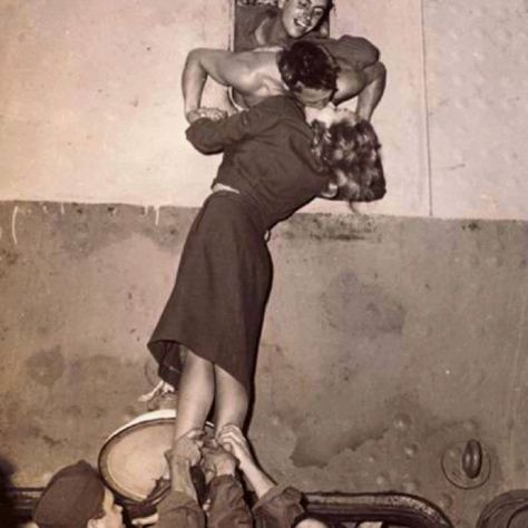 Navy nurse kissing her sailor before deployment One Last Kiss, Stil Vintage, Best Kisses, Marlene Dietrich, Foto Vintage, صور مضحكة, Perfect Moment, Foto Inspiration, Pics Art