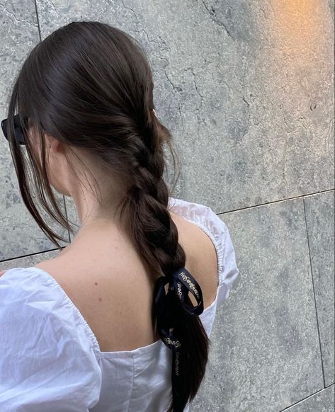 Aesthetic Ribbon, Single Braids Hairstyles, Ribbon Hairstyles, Bow Hairstyles, Sleek Braid, Ribbon Hairstyle, Single Braids, Plaits Hairstyles, Tutorial Ideas