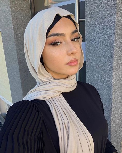Soft Hijabi Aesthetic, Navy Blue Hijab Outfit, Hijab Baddie, Hijabi Woman, Baddie Lifestyle, Hijab Teen, Hijab Beauty, Estilo Hijab, Stile Hijab