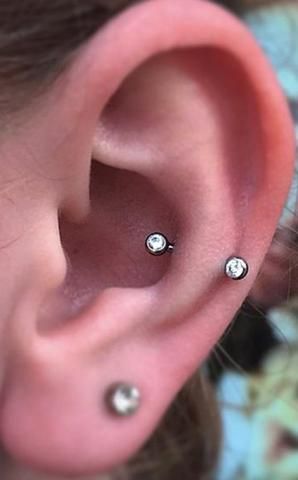 Snug Ear Piercings, Snug Piercing Jewelry, Snug Piercing Ideas, Cool Ear Piercing, Cute Simple, Piercing Snug, Baguette Diamond Earrings, Different Ear Piercings, Round Cut Diamond Earrings