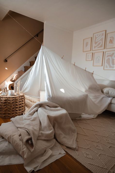 At home date ideas 003 (Blanket Fort) — I am Christina xo Blanket Fort Date, Couple Date Ideas At Home, Fort Living Room, Fort Date, Sleepover Fort, Diy Blanket Fort, Bedroom Fort, Pidżama Party, Living Room Fort