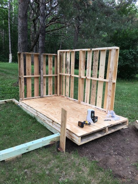 Easy Pallet Chicken Coop Diy, Chicken Coop Ideas With Pallets, Chicken Coop Using Pallets, Pallet Coop Diy, Pallet Chicken Coop Ideas, Pallet Coop Chicken, Chicken Coop Pallets Diy, Pallet Board Chicken Coop, Diy Pallet Chicken Coop Ideas