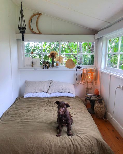 Surf Shack Apartment, Beach House Small Bedroom, Beach Bungalow Bedroom, Bedroom Surf Style, Hawaii Apartment Aesthetic, Beachhouse Bedrooms Aesthetic, Small Beach House Ideas, Small Beach Bedroom, Vintage Beach Room