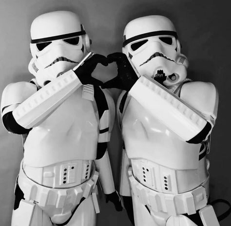 Stormtroopers showing some love. Humour, Star Wars Happy Birthday, Lego Stormtrooper, Star Wars Background, Star Wars Trooper, Cuadros Star Wars, Star Wars Icons, Star Wars Stormtrooper, Dark Soul