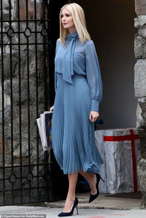 Ivanka, 38, was seen walking out of her Washington, D.C. home on Wednesday morning, wearing a periwinkle blue pleated Max Mara dress. Ford Gt, Max Mara Dress, Looks Kate Middleton, Elegantes Outfit Frau, Elegante Casual, 가을 패션, Work Outfits Women, Mode Style