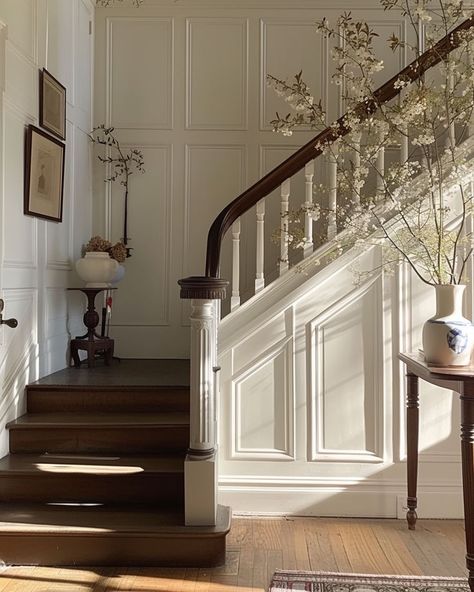 Victorian hallway decorated with a blend of classic and modern elements for a timeless look Country Homes, English Manor Foyer, Victorian Hallway, French Castle, Castle Interior, Desain Furnitur Modern, Hallway Design, Hallway Designs, Hus Inspiration