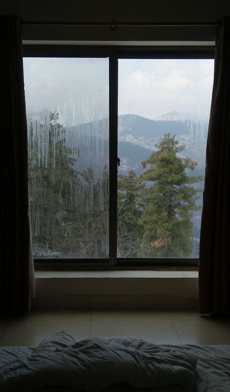 Cozy Room Wallpaper, Cozy Hotel Room, Mountains Hotel, Hotel Room Window, Cozy Window, Mountain Hotel, Rainy Day Aesthetic, My Boards, Aesthetic Rooms