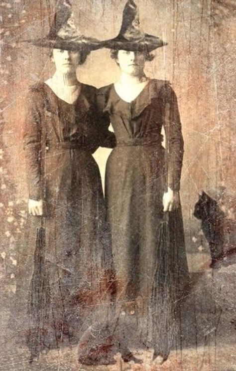 39 Interesting Photos That Capture Women in Witch Costumes From the Early 20th Century ~ vintage everyday Vintage Witch Photos, Vintage Halloween Photos, Witch Photos, Vintage Halloween Images, Witch Pictures, Witch Costumes, Vintage Witch, Season Of The Witch, Halloween Images