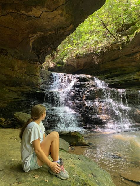 waterfall summer hike Waterfall Instagram Pictures, Waterfall Photo Ideas, Waterfall Poses, Waterfall Picture Ideas, Hiking Instagram Pictures, Waterfall Pics, Hiking Poses Photo Ideas, Hiking Photo Ideas, Hike Pictures