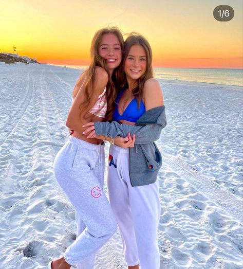 Friend Poses For Pictures Instagram, Aviator Nation Beach Pics, Instagram Picture Ideas 2 People, Best Friend Pictures Poses For 2, Best Friend Summer Pictures, Beach Picture With Friends, Photo Poses Two People, Two Person Insta Poses, Insta With Friends