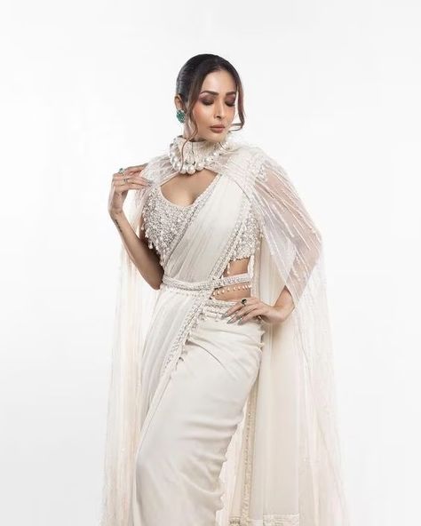 Bridal White Saree, Modern Saree Jacket Designs, Jacket Lengha, Shrug Saree, Lengha Bollywood, Beaded Saree, Jacket Saree, Long Shrug, Feather Cape