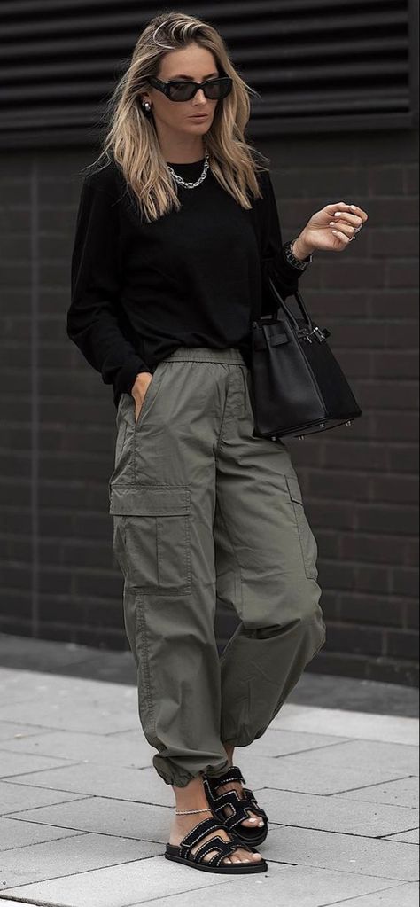 Urban Trendy Outfits Women, Strong Woman Style Outfit, Women's Street Style 2023, Style In Your 20s, Comfy Edgy Outfits Street Style, 2024 Edgy Style, Sporty Chic Street Style, Summer Work Street Style, Urban Casual Style