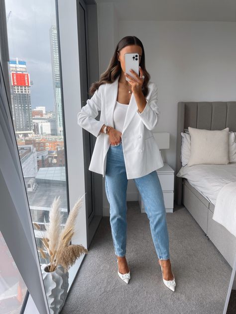 White Blazer Outfit Casual, White Blazer Work, White Blazer Outfits, White Blazer Women, Classic Outfits For Women, Blazer Outfits Casual, Blazer Outfits For Women, Business Casual Outfits For Work, White Jeans Outfit