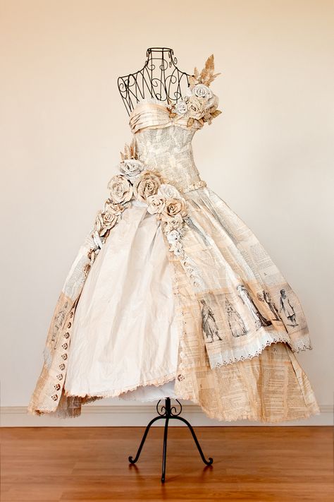 So I made this dress entirely out of book pages for a local art competition , I didn't win anything :( - Imgur ...this should win SOMETHING!  Quite fabulous and literary to boot. Paper Clothes, Recycled Dress, Paper Fashion, Paper Dress, Dress Forms, Recycled Fashion, Vestidos Vintage, Moda Vintage, Art Dress