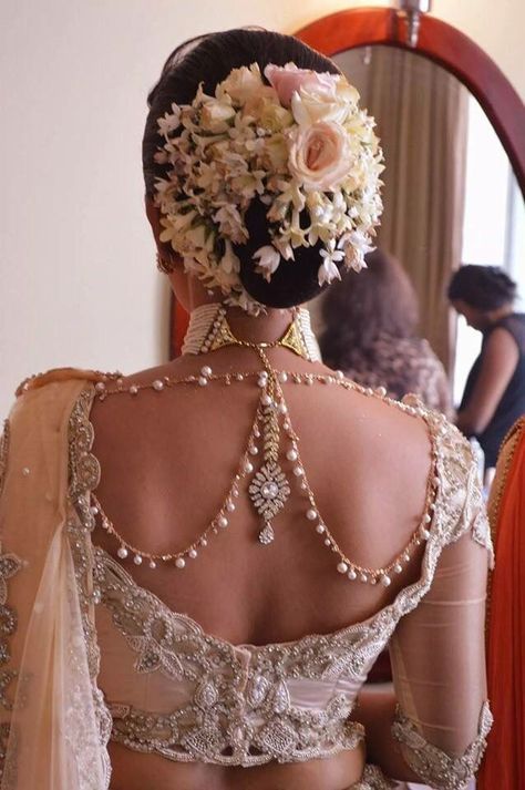 #NewTrend: Would You Wear Jewellery On Your Back? | WedMeGood Pengantin India, Saree Bollywood, Perhiasan India, Salwar Kamiz, Desi Wedding, Indian Wedding Jewelry, Indian Wedding Outfits, Indian Wedding Dress, Asian Wedding