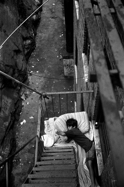 Boy asleep on a fire escape in the Bronx. Romain Gary, News Photography, City People, Fire Escape, Vintage Versace, Vintage Dior, Lukisan Cat Air, Foto Vintage, Trik Fotografi