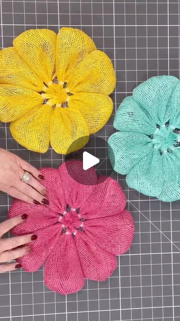 Tela, Natal, Easy Mesh Wreath, Bunny Wreath Diy, Dollar Tree Wreath, Sunflower Wreath Diy, Mesh Crafts, Ribbon Wreath Diy, Spring Deco Mesh Wreaths