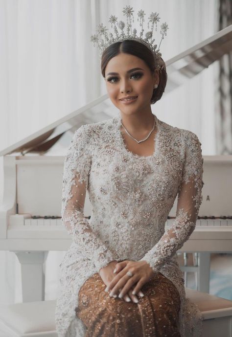 Dress Pengantin, Kebaya Pengantin Modern, Muslim Wedding Gown, Javanese Wedding, Batik Dress Modern, Pre Wedding Photoshoot Props, Kebaya Wedding, Kebaya Modern Dress, Wedding Kit