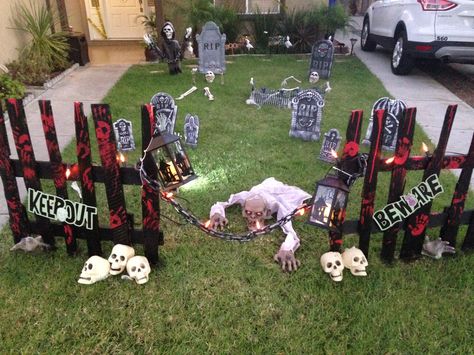 Easy Halloween Decor Outside, Keep Out Pallet Halloween, Halloween Theme Outdoor Decorations, Diy Zombie Yard Decorations, Cool Outdoor Halloween Decorations, Easy Halloween Crafts For Outdoors, Halloween House Ideas Front Yards, Easy Halloween Yard Ideas, Halloween Decorations Outdoor Graveyard Decorating Ideas