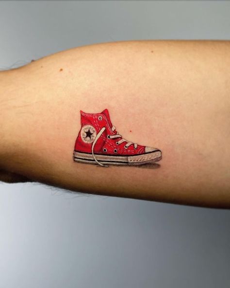 Converse Tattoo Design, Converse Shoe Tattoo Ideas, Converse Tattoo Ideas, Micro Realism Tattoo Men, Nail Artist Tattoo, Shoe Tattoo Ideas, Sneaker Tattoo Ideas, Mini Realistic Tattoo, Hyper Realism Tattoo