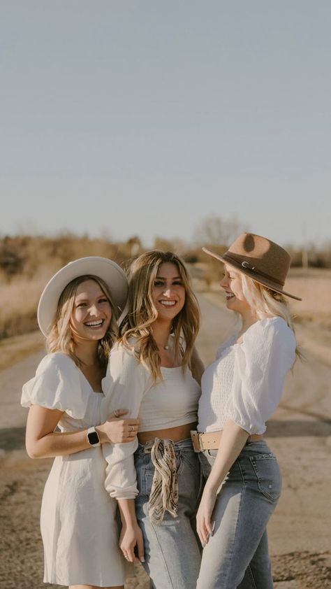 Out West Photoshoot, Sister Photoshoot Outfits, Boho Group Photoshoot, Vineyard Photoshoot Friends, Spring Friend Photoshoot, Three Friend Poses, 3 Sisters Photography Poses, Group Friend Photoshoot, 3 Women Photoshoot