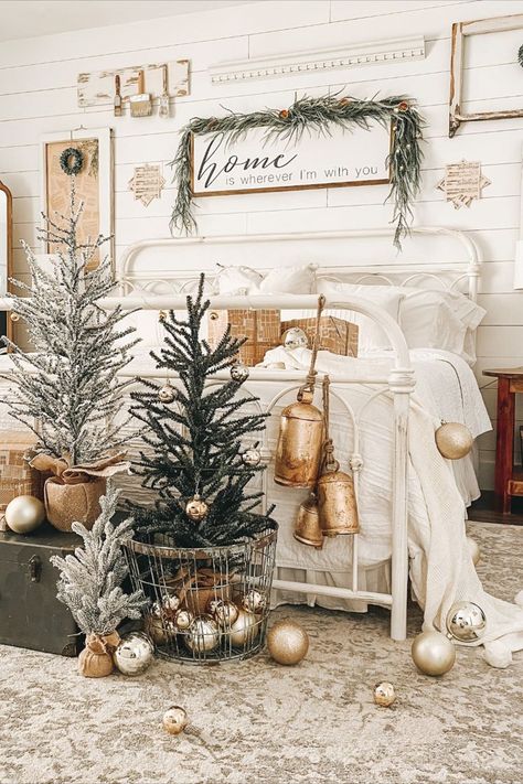 Natal, Primitive Bedroom, Trendy Christmas Decor, Neutral Holiday Decor, French Country Christmas, Cozy Christmas Decor, Bedroom Christmas, Season Decor, Neutral Christmas Decor