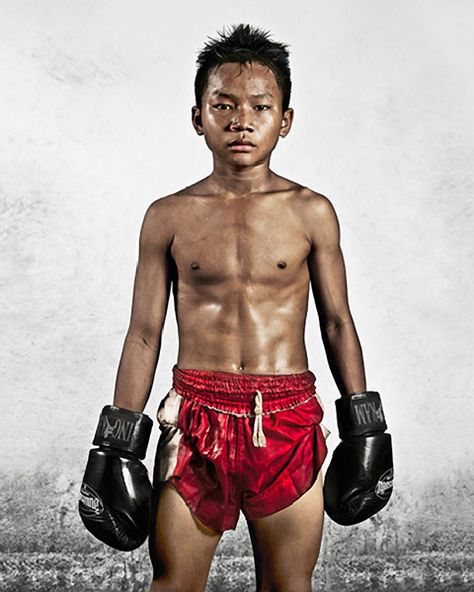 Thai Boxer, Muay Thai Martial Arts, Tony Jaa, Boxe Thai, Kung Fu Martial Arts, Leg Training, Train Photography, Contemporary Portrait