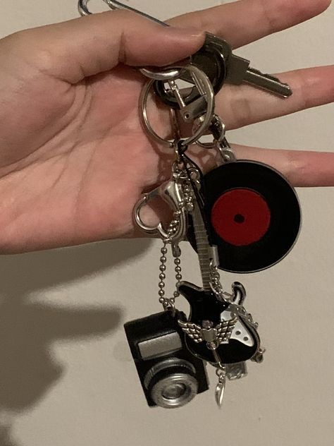 Pretty Keychains Aesthetic, Keys On Keychain, Key Charms Aesthetic, Cool Keychains Aesthetic, Cool Keychains For Car Keys, Carabeaner Keychain, Cool Key Chains, 2000s Keychains, Carabiner Aesthetic