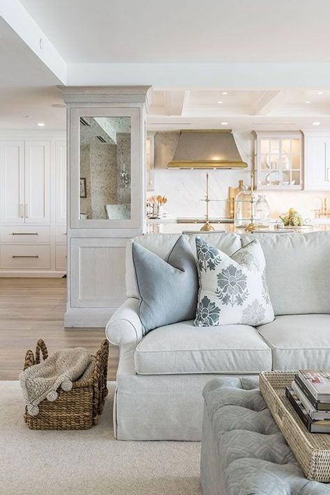 How 2 Create the Hampton Look in 6 Easy Steps Coastal Family Rooms, Hamptons Interior, Hamptons Aesthetic, Coastal Traditional, Coastal Farmhouse Decor, Beach House Living Room, Living Comedor, Coastal Living Rooms, Kitchen Home Decor