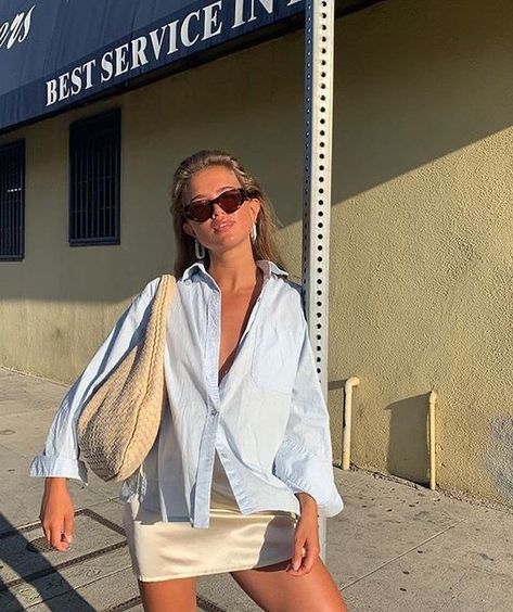 White Bag Outfit Ideas, Linen Shirt Outfit Women, Button Shirt Outfit, Blue Shirt Outfits, Linen Shirt Outfit, Button Down Outfit, Matilda Djerf Style, Shirt Outfit Summer, Blue Shirt Women