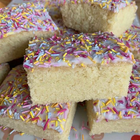 Tray Bake Cakes, Bakewell Traybake, School Dinner Recipes, Traybake Cake, Cake Recipes Uk, School Dinner, Cake Recipes At Home, Resipi Kek, Sponge Cake Recipe