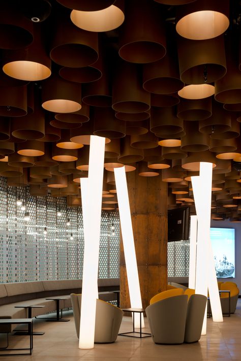 Elegant Ceiling Design, Airport Vip Lounge, Column Lighting, مركز ثقافي, Ceiling Design Ideas, Interior Columns, Lounge Interiors, Vip Lounge, Airport Design