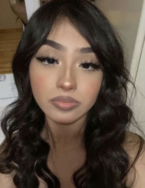 Latina Asian Makeup, Cute Makeup Looks No Lashes, Natural Makeup Looks Mexican, Full Face Makeup Latina, Makeup Looks For Mexican Skin, Partial Bangs Short Hair, Light Makeup Latina, Baddie Makeup Eye Shadow, Copy And Paste Latina Lashes