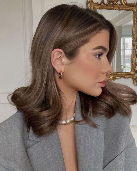 Embracing the Elegance: Spring Hair Color for Brunettes Highlights 2024 16 Ideas Balayage, Cool Brown Hair, Spring Hair Color Trends, New Hair Color Trends, Color Rubio, Fairy Hair, Spring Hair Color, Brunette Highlights, Hair Color For Women