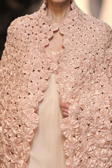 La vita creativa di Rhonda Mode Chanel, Yo-yos, Couture Jackets, Chanel Couture, Chanel Haute Couture, Couture Details, Chanel Fashion, Mode Vintage, Sewing Inspiration