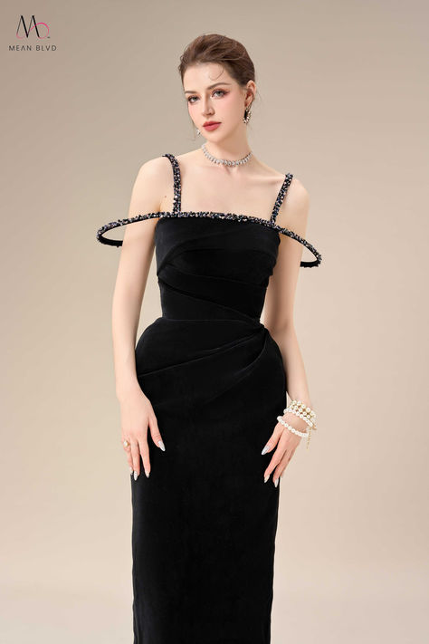 The luxurious velvet fabric and chic square neck design exude sophistication, while the ankle length adds a touch of glamour. Perfect for any special occasion, this dress will make you feel like a true fashion icon. Couture, Square Neck Gown, Look Gatsby, Vogue Photoshoot, Carpet Outfits, Mean Blvd, Red Carpet Outfits, Fancy Dresses Long, Ankle Length Dress