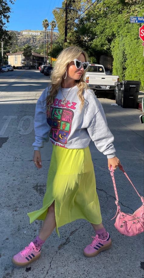 #summer #winter #outfits #outfitsideas Medellin, Beach Outfit 2024 Trend, Colourful Sneakers Outfit, Dopamine Dressing Summer, Fashion Inspo Outfits 2024 Spring, Cute Tourist Outfits, Business Casual Outfits Colorful, Summer Winter Outfits, Bright Spring Outfits