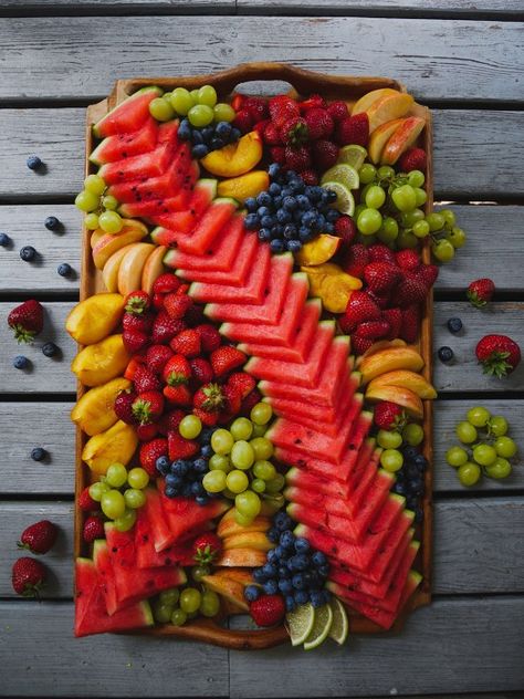 Fruit Charcuterie, Fruit Platter Designs, Decorações Com Comidas, Party Food Buffet, Idee Pasto, Charcuterie Inspiration, Party Food Platters, Charcuterie Recipes, Makanan Diet