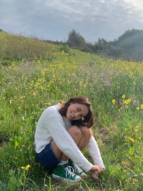 Spring flower field photo shoot photos vsco green platform converse thrifted white sweater vsco aesthetic Instagram poses tiktok inspo Senior Photo Poses, Spring Photoshoot, Senior Photoshoot, Pic Pose, Foto Poses, Insta Pictures, Foto Casual, Grad Photos, Shooting Photo