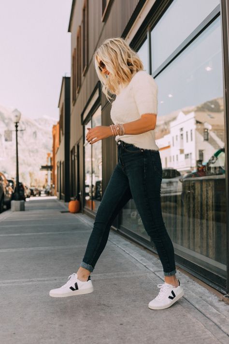 An Honest Review Of The Popular Veja Sneakers | Busbee Style Basket Veja, White Sneaker Outfit, Busbee Style, White Sneakers Outfit, Trainers Outfit, Veja Shoes, Sneaker Outfits Women, Sneaker Trend, Sneakers Fashion Outfits