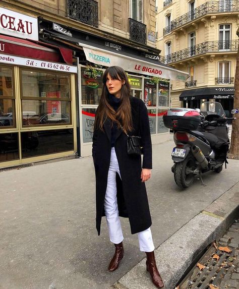 French Girl Outfits, Parisian Style Fashion, Leia Sfez, Fall Fashion Coats, Paris Mode, Mode Jeans, Winter Stil, French Girls, Vogue Australia