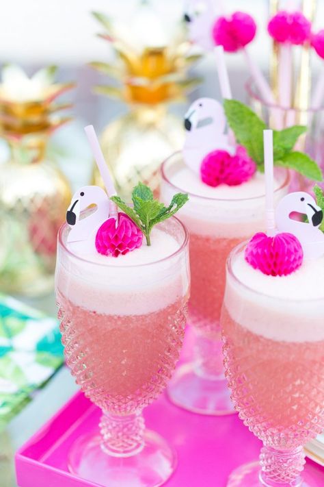 Pink Flamingo Punch Cocktail is this summer's most refreshing beverage! Perfect for a day by the pool, bachelorette parties, birthdays, etc. Pool Party Punch Alcohol, Flamingo Drinks Cocktail Recipes, Pool Party Ideas For Adults, Flamingo Party Food, Pool Bachelorette, Tropisk Fest, Retro Pool Parties, Flamingo Pool Party, Flamingo Table