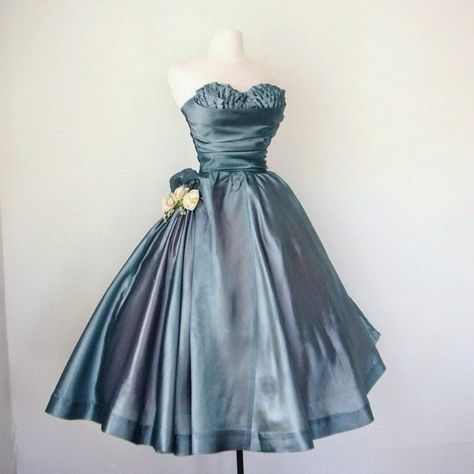Lilacs & Lace: Summertime Simplicity Blue 1950s Dress, Mode Retro, Look Retro, Fashion 1950s, Prom Dresses Vintage, Blue Wedding Dresses, فستان سهرة, Vintage Mode, Full Circle Skirts